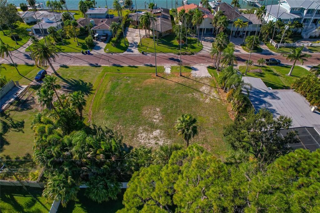 На продажу: $587,000 (0.17 acres)