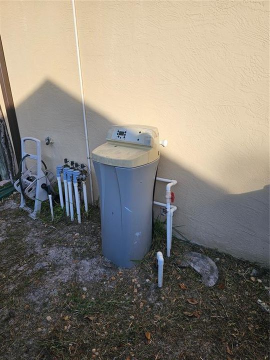 For Sale: $325,000 (4 beds, 3 baths, 1288 Square Feet)