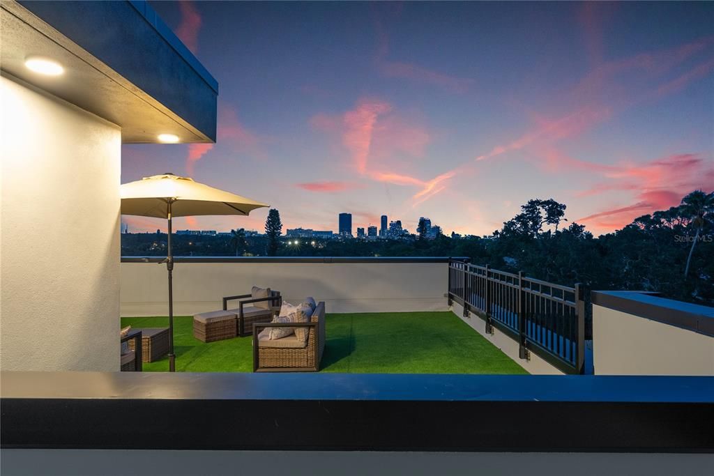 En Venta: $835,000 (3 camas, 3 baños, 2280 Pies cuadrados)