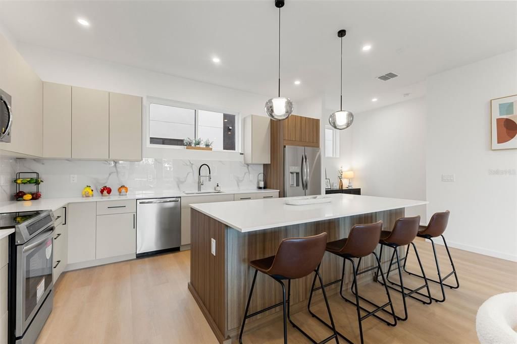 En Venta: $835,000 (3 camas, 3 baños, 2280 Pies cuadrados)