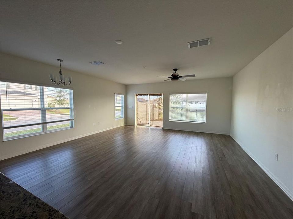 En Venta: $359,900 (3 camas, 3 baños, 1479 Pies cuadrados)