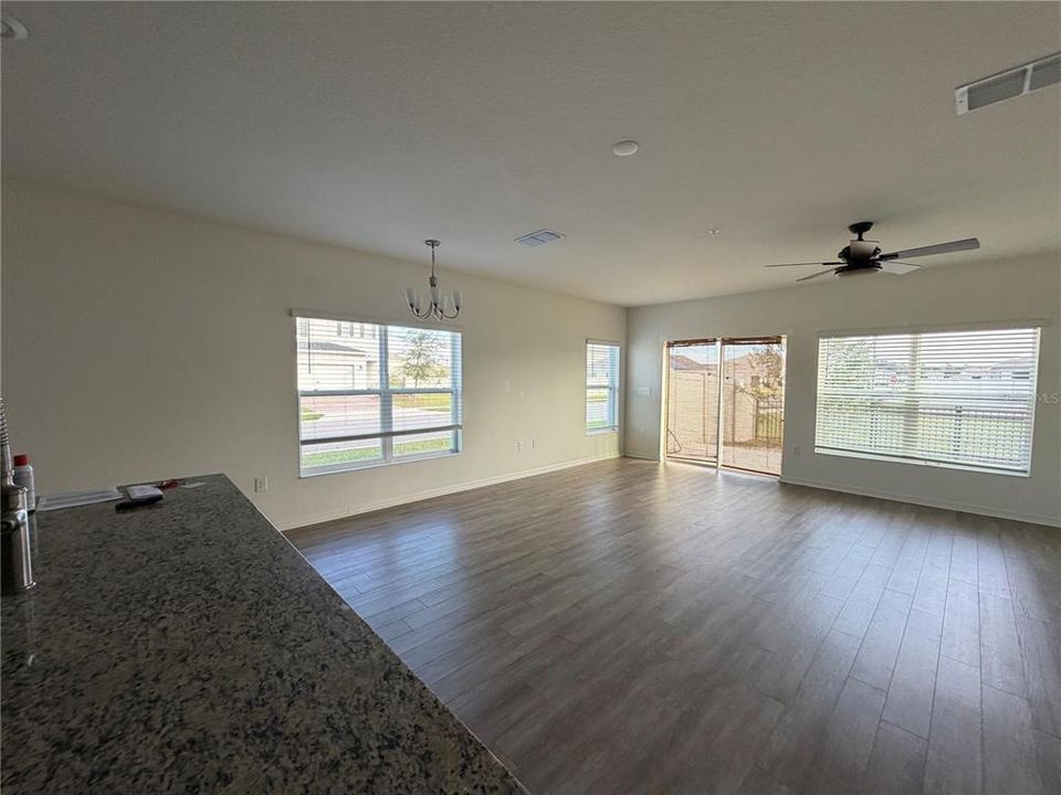 En Venta: $359,900 (3 camas, 3 baños, 1479 Pies cuadrados)