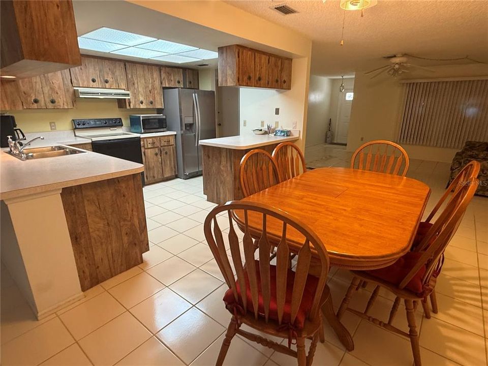 Active With Contract: $199,900 (2 beds, 2 baths, 1370 Square Feet)