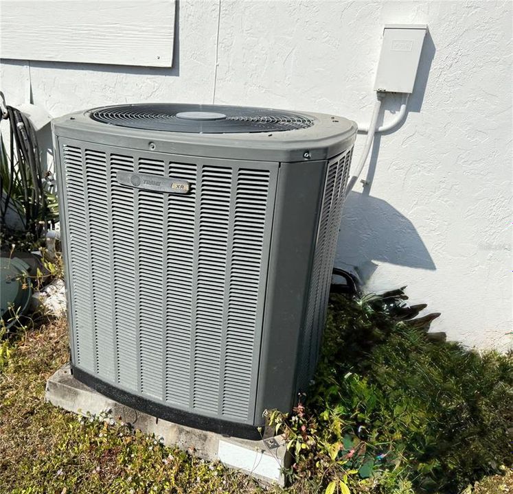 Active With Contract: $199,900 (2 beds, 2 baths, 1370 Square Feet)