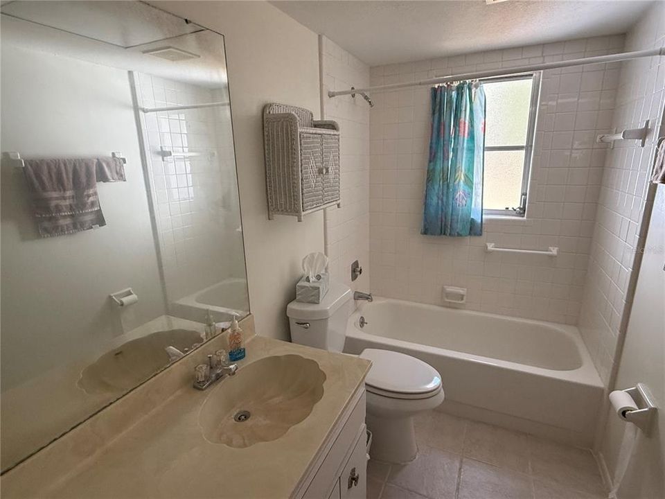 Active With Contract: $199,900 (2 beds, 2 baths, 1370 Square Feet)
