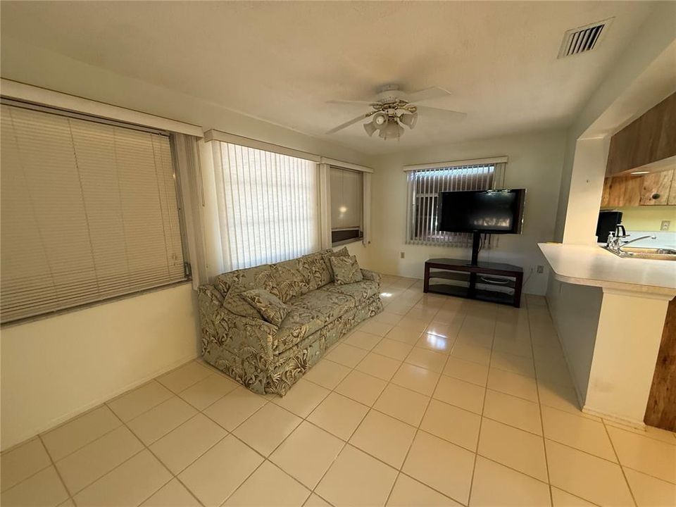 Active With Contract: $199,900 (2 beds, 2 baths, 1370 Square Feet)