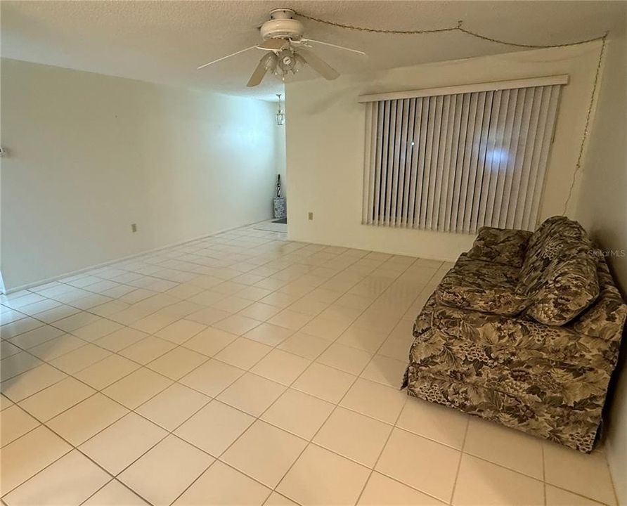 Active With Contract: $199,900 (2 beds, 2 baths, 1370 Square Feet)