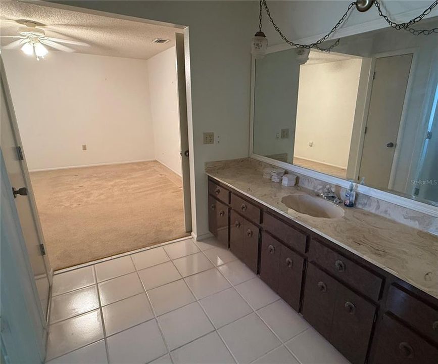 Active With Contract: $199,900 (2 beds, 2 baths, 1370 Square Feet)