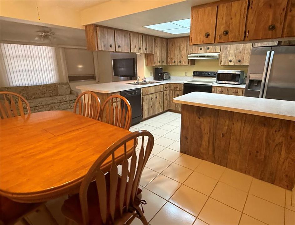 Active With Contract: $199,900 (2 beds, 2 baths, 1370 Square Feet)