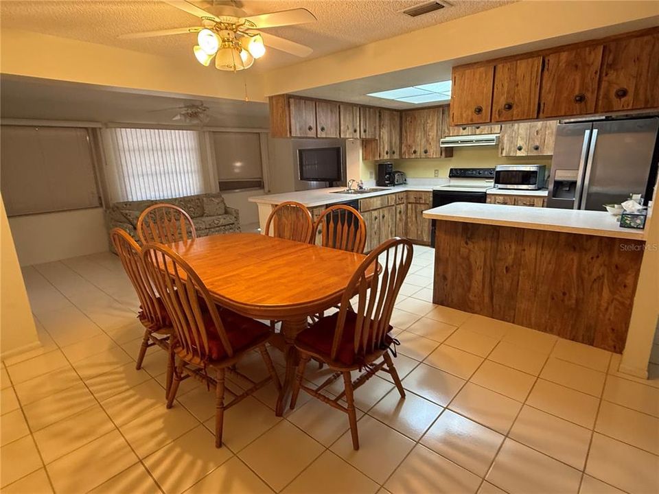 Active With Contract: $199,900 (2 beds, 2 baths, 1370 Square Feet)