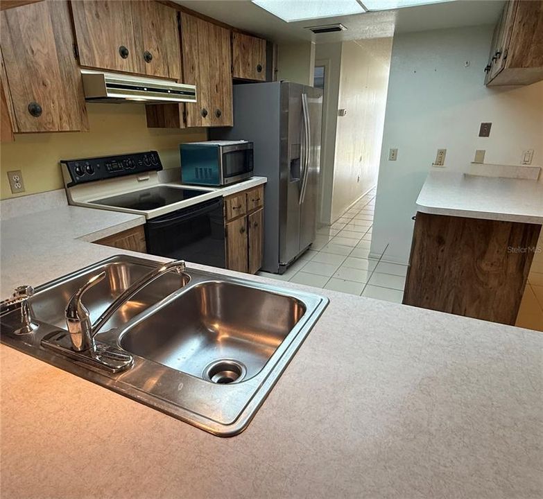 Active With Contract: $199,900 (2 beds, 2 baths, 1370 Square Feet)