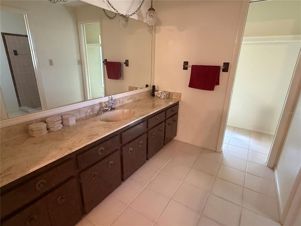 Active With Contract: $199,900 (2 beds, 2 baths, 1370 Square Feet)