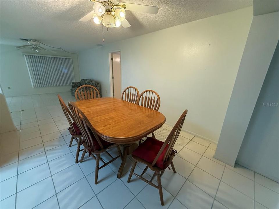 Active With Contract: $199,900 (2 beds, 2 baths, 1370 Square Feet)