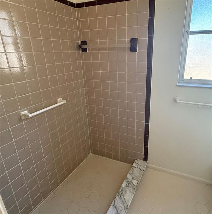 Active With Contract: $199,900 (2 beds, 2 baths, 1370 Square Feet)