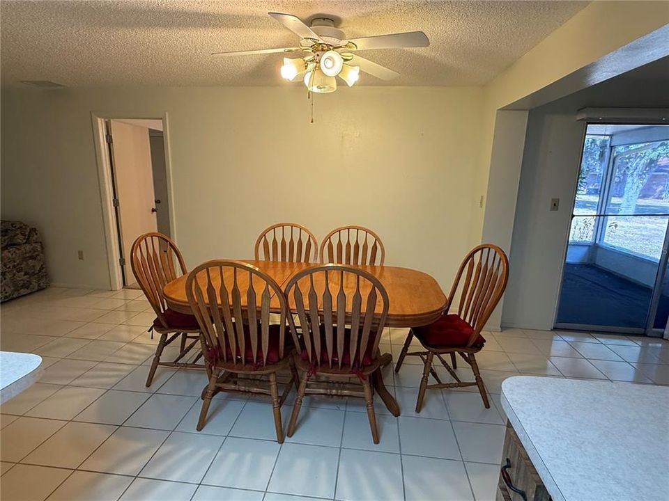 Active With Contract: $199,900 (2 beds, 2 baths, 1370 Square Feet)