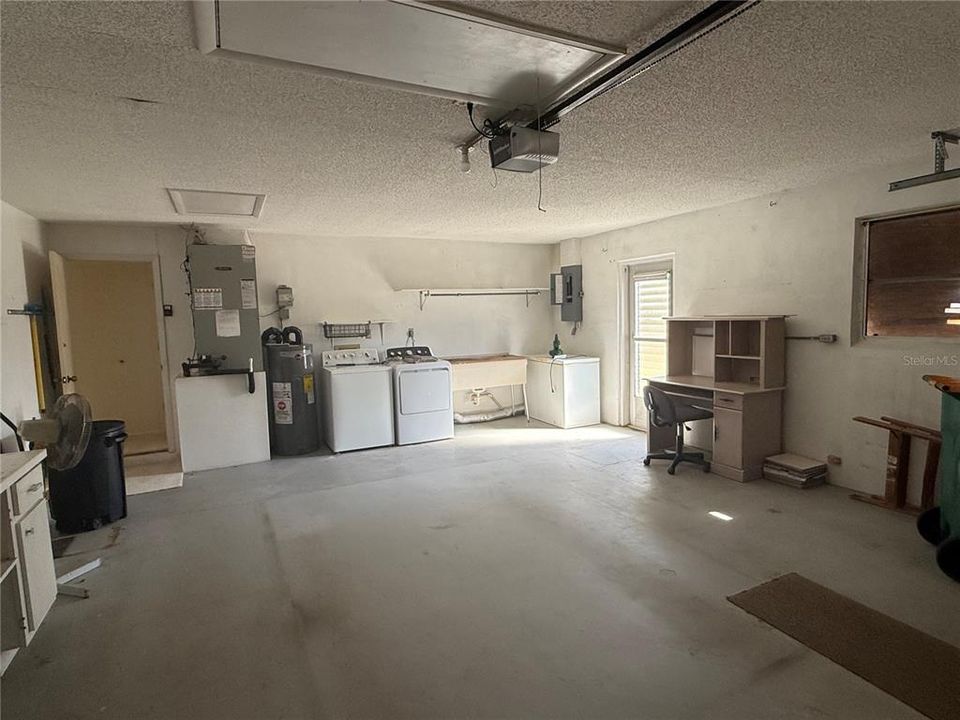 Active With Contract: $199,900 (2 beds, 2 baths, 1370 Square Feet)