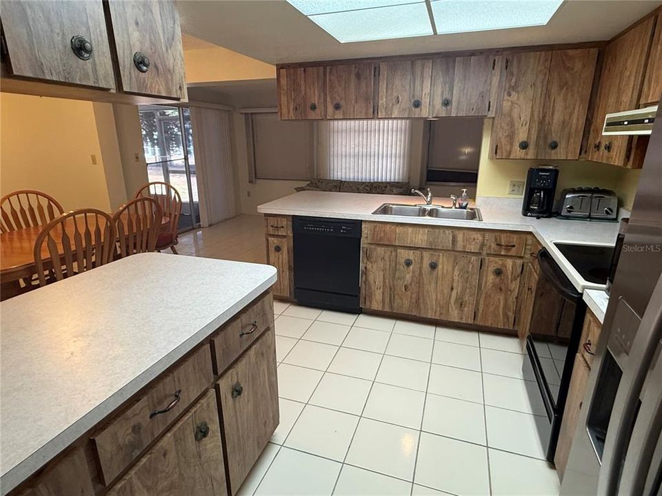 Active With Contract: $199,900 (2 beds, 2 baths, 1370 Square Feet)