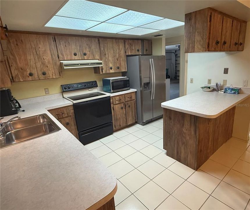 Active With Contract: $199,900 (2 beds, 2 baths, 1370 Square Feet)