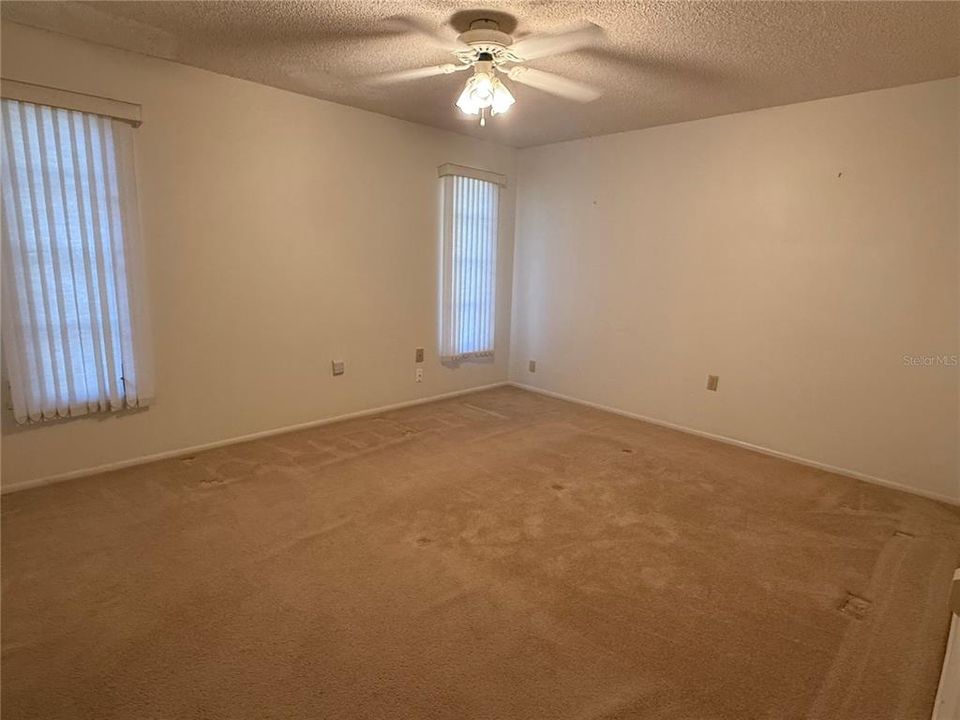 Active With Contract: $199,900 (2 beds, 2 baths, 1370 Square Feet)