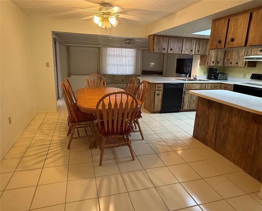 Active With Contract: $199,900 (2 beds, 2 baths, 1370 Square Feet)