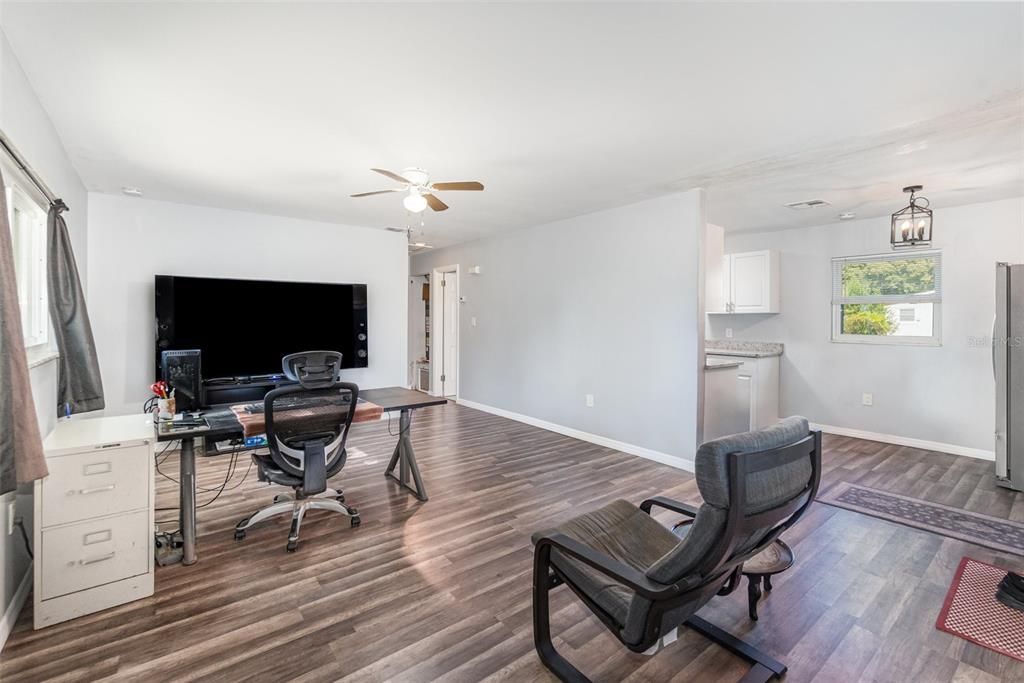 待售: $250,000 (2 贝兹, 1 浴室, 851 平方英尺)