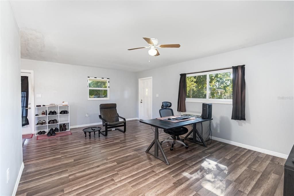 待售: $250,000 (2 贝兹, 1 浴室, 851 平方英尺)