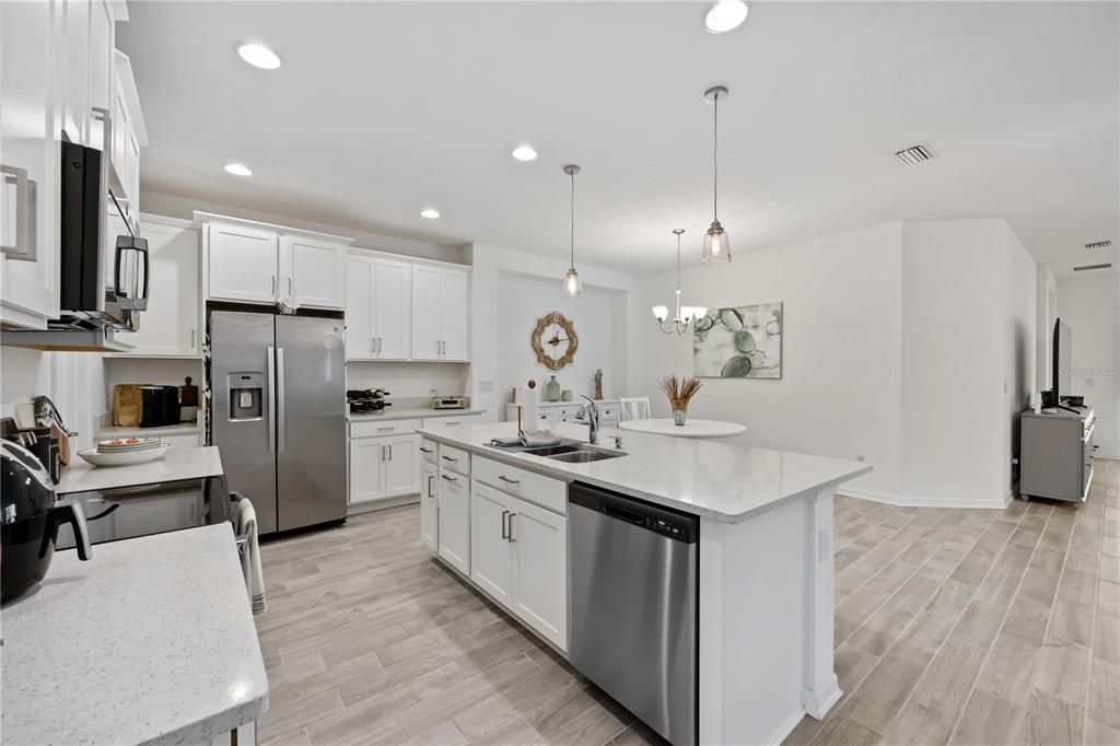 For Sale: $404,700 (2 beds, 2 baths, 1627 Square Feet)