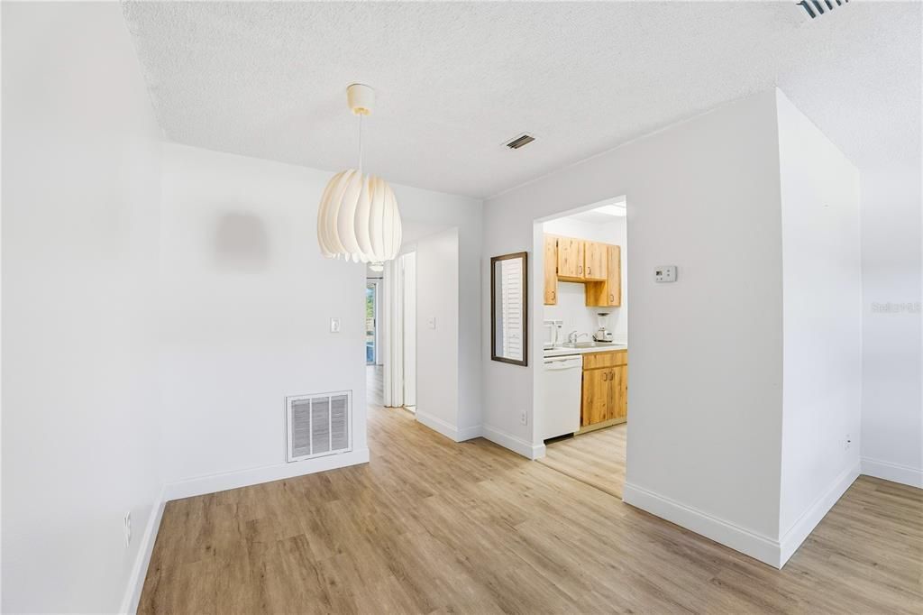 На продажу: $147,900 (1 спален, 1 ванн, 593 Квадратных фут)