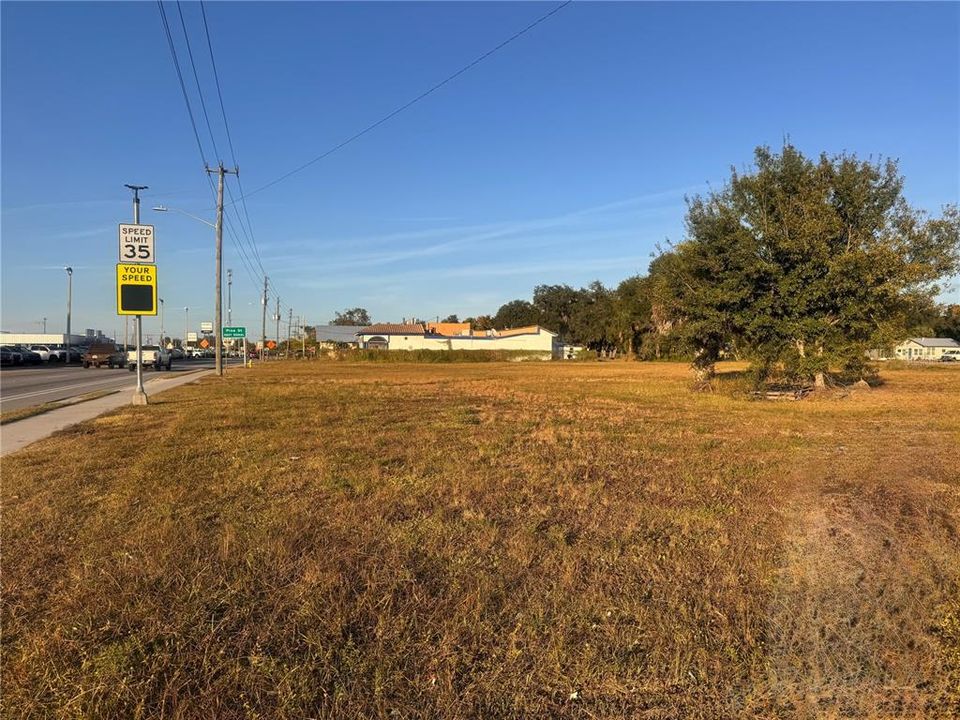 待售: $850,000 (2.26 acres)