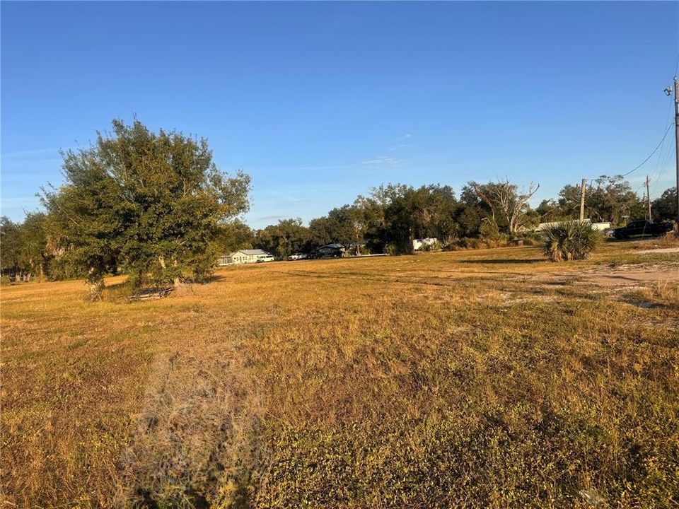 待售: $850,000 (2.26 acres)