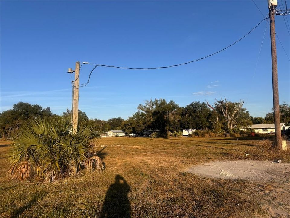 待售: $850,000 (2.26 acres)