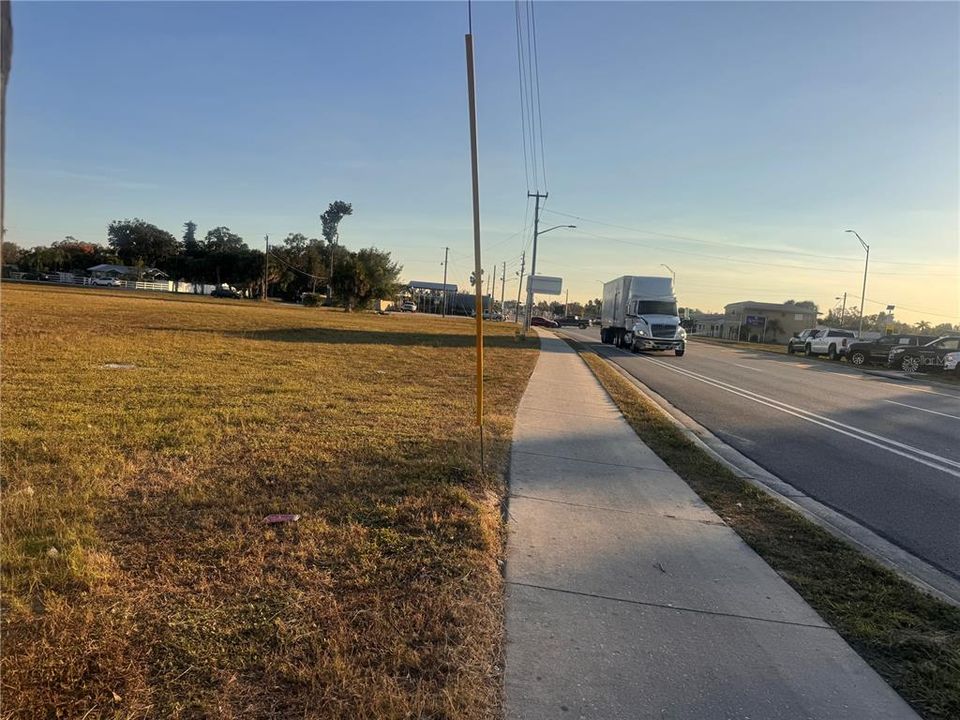 待售: $850,000 (2.26 acres)