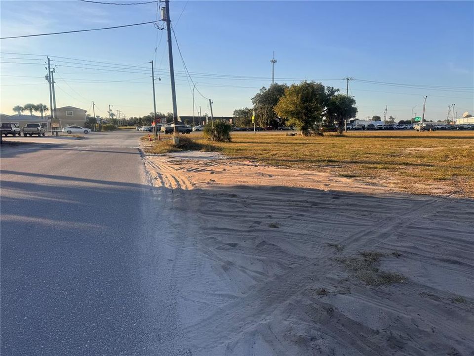 待售: $850,000 (2.26 acres)