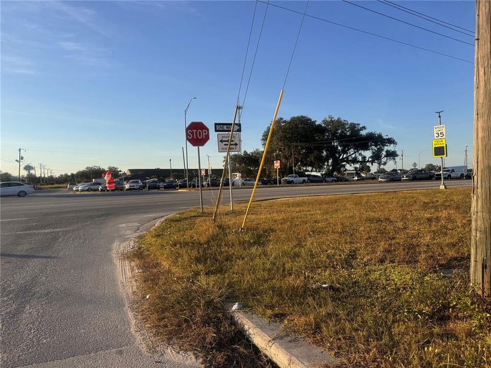 待售: $850,000 (2.26 acres)