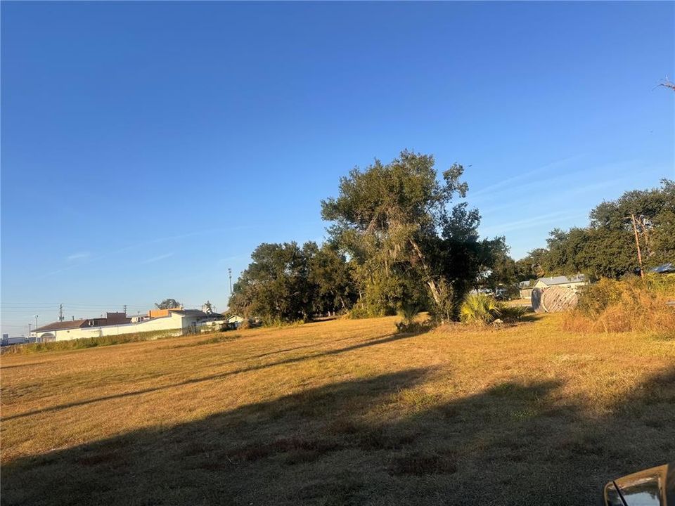 待售: $850,000 (2.26 acres)