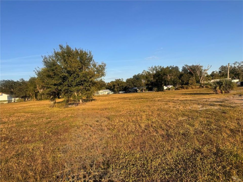 待售: $850,000 (2.26 acres)