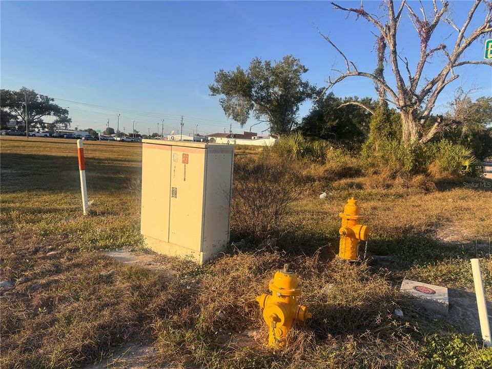 待售: $850,000 (2.26 acres)