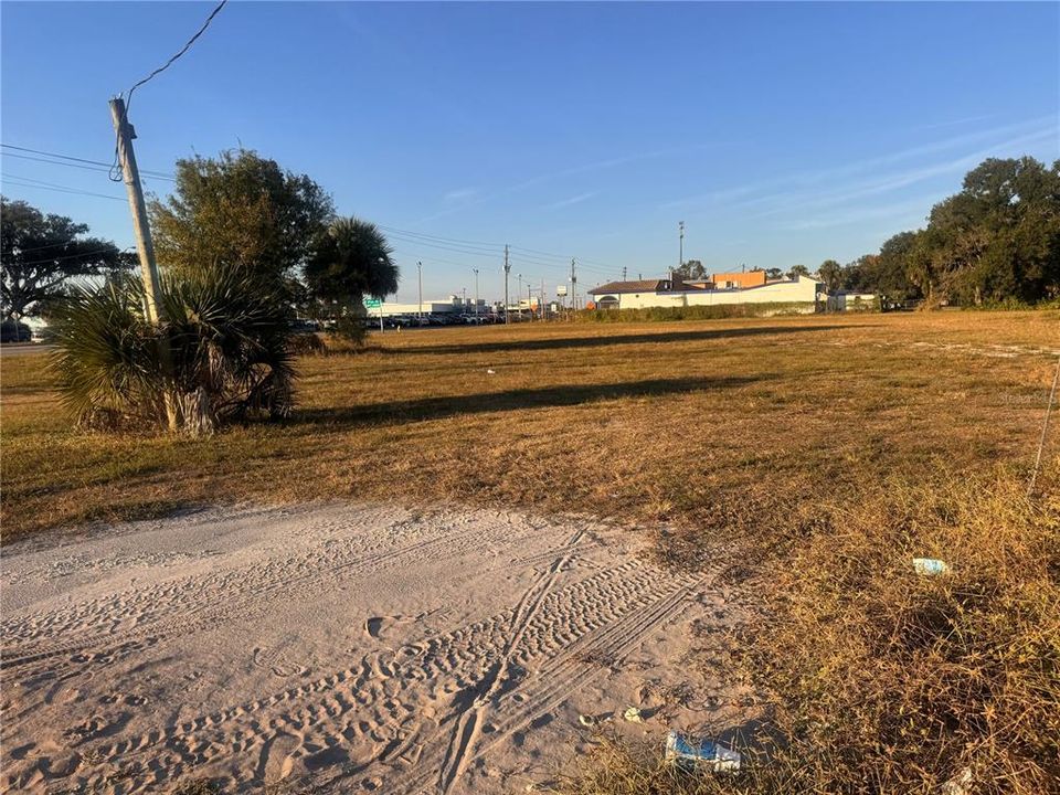 待售: $850,000 (2.26 acres)