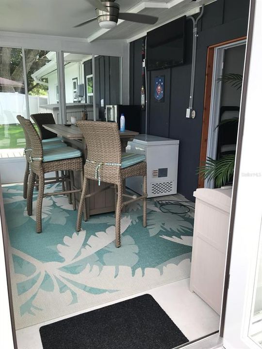 待售: $330,000 (3 贝兹, 1 浴室, 950 平方英尺)