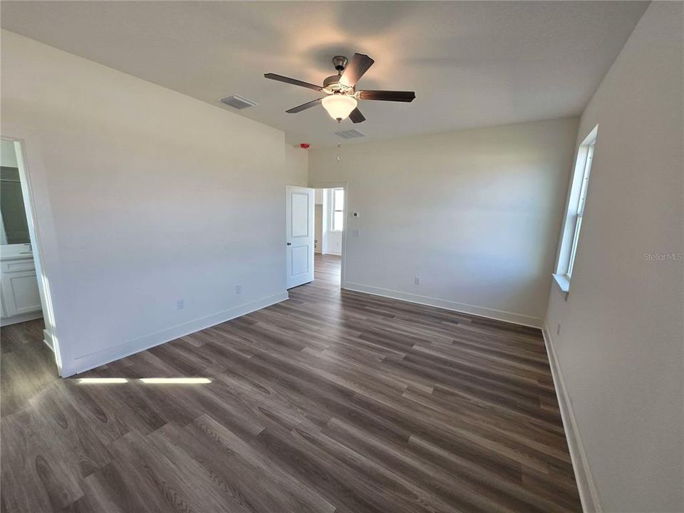 For Sale: $383,500 (3 beds, 2 baths, 1924 Square Feet)