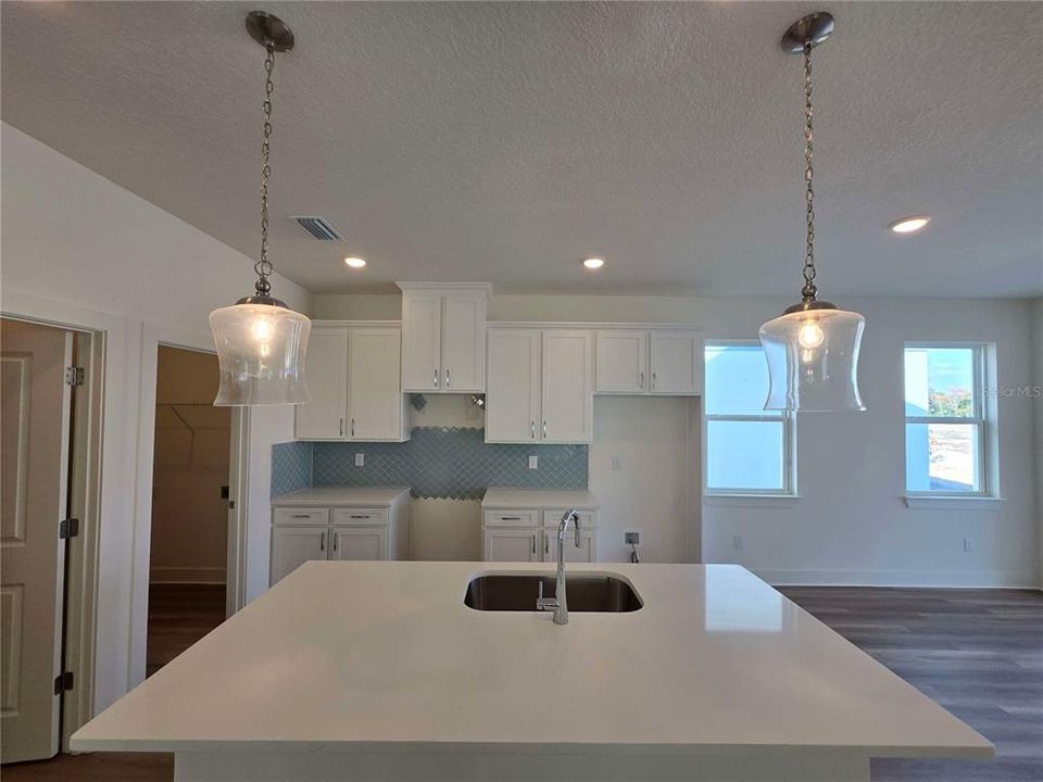 For Sale: $383,500 (3 beds, 2 baths, 1924 Square Feet)