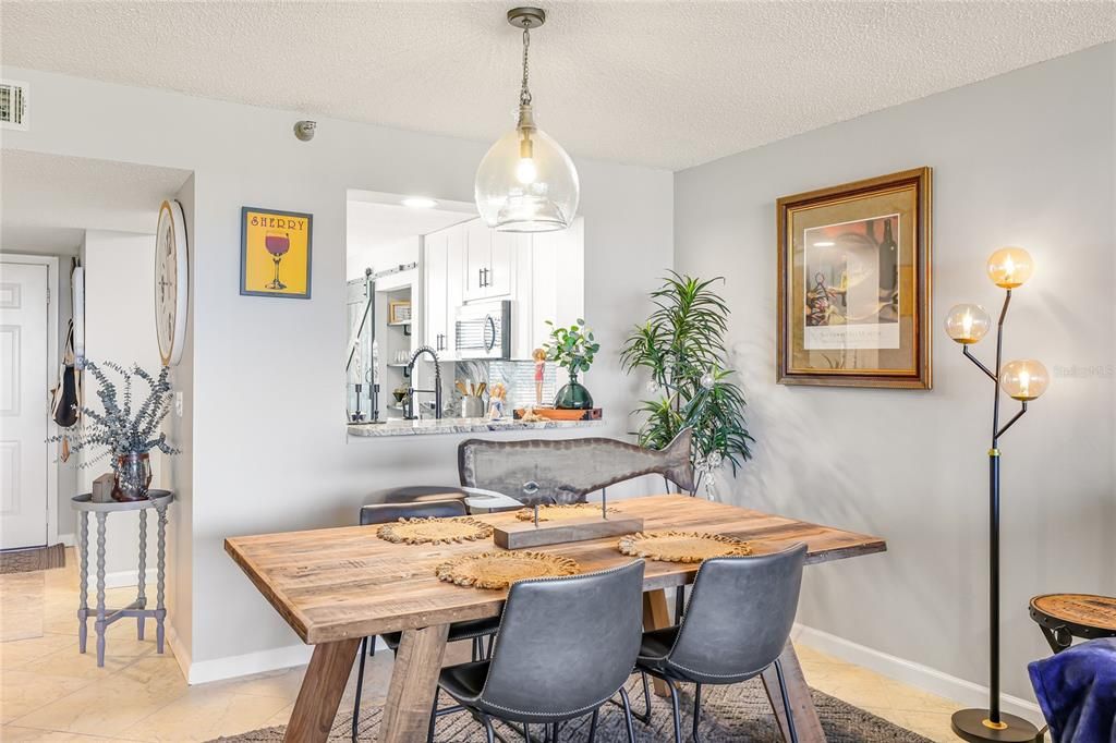 For Sale: $275,000 (2 beds, 2 baths, 1256 Square Feet)