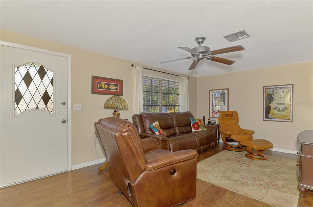 待售: $248,800 (2 贝兹, 2 浴室, 1131 平方英尺)