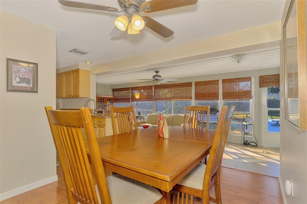 待售: $248,800 (2 贝兹, 2 浴室, 1131 平方英尺)