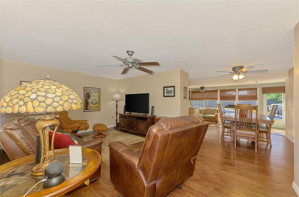 待售: $248,800 (2 贝兹, 2 浴室, 1131 平方英尺)