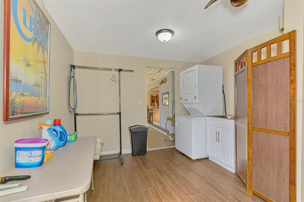 待售: $248,800 (2 贝兹, 2 浴室, 1131 平方英尺)