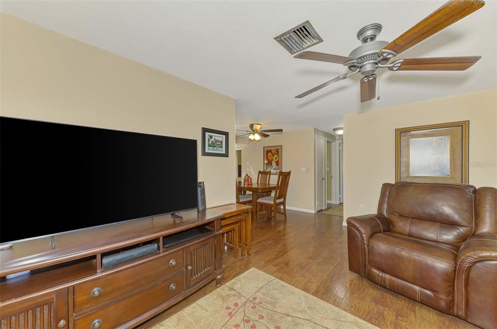 待售: $248,800 (2 贝兹, 2 浴室, 1131 平方英尺)