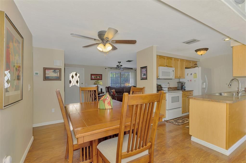 待售: $248,800 (2 贝兹, 2 浴室, 1131 平方英尺)