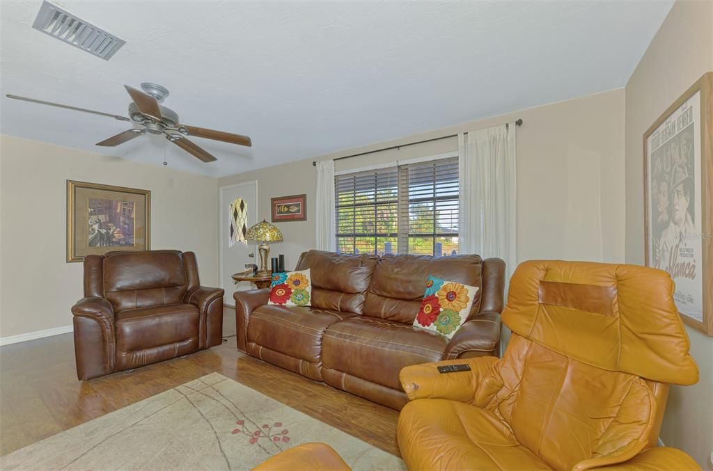 待售: $248,800 (2 贝兹, 2 浴室, 1131 平方英尺)