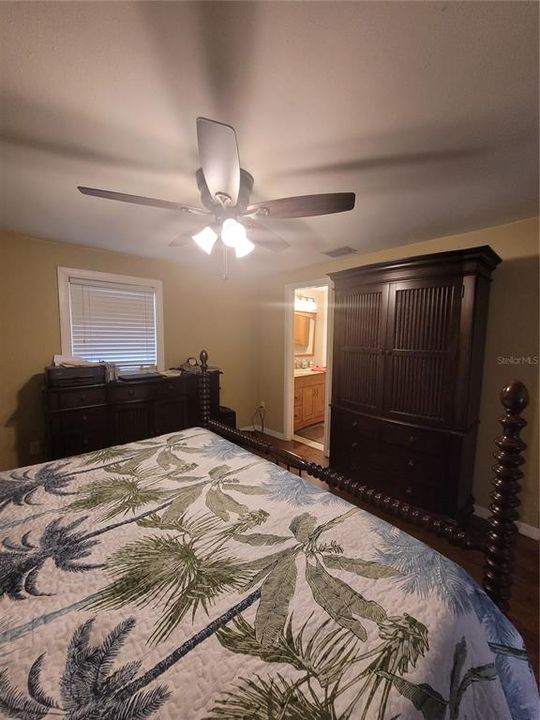 待售: $248,800 (2 贝兹, 2 浴室, 1131 平方英尺)